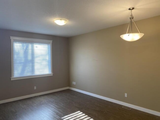 Building Photo - 2 bedroom in Regina SK S4N 3A8