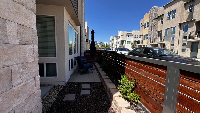 Building Photo - Gorgeous brand new townhome in 3Roots! End...