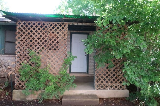 Building Photo - Great Location / Luxury Vinyl Plank / No C...