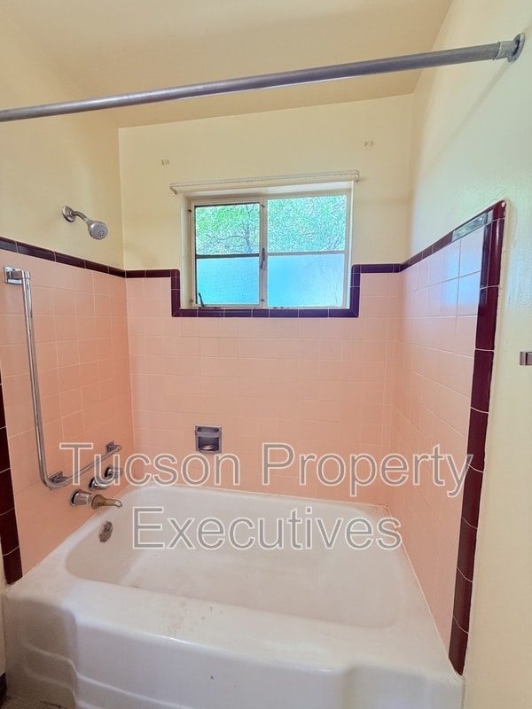 Foto del edificio - 2831 E Adams St