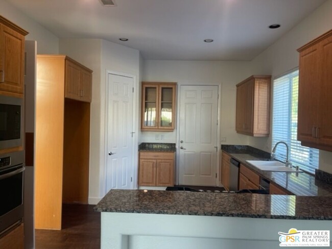 Building Photo - 40 Calais Cir