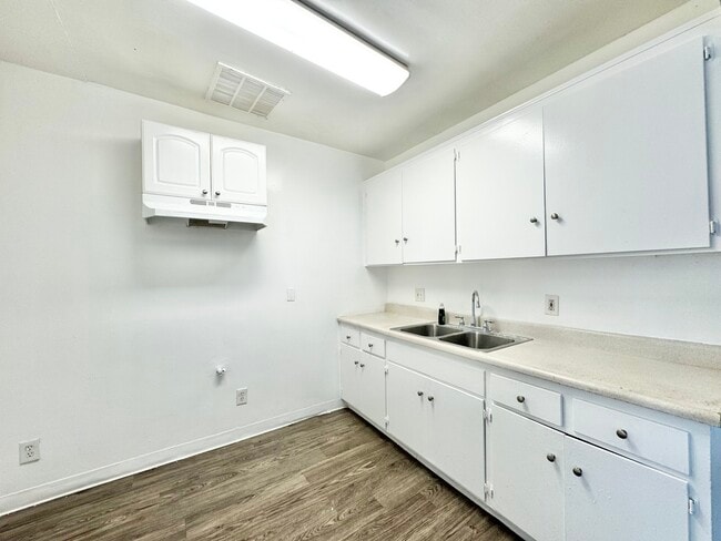 Foto del edificio - 8900 Baring Cross St