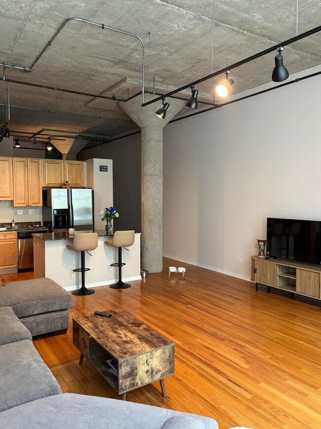 Kitchen - 900 N Kingsbury St