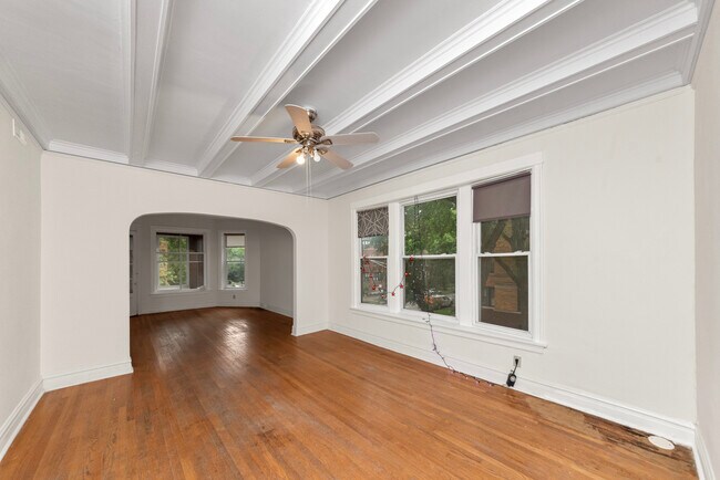 Building Photo - 1353 W Catalpa Ave