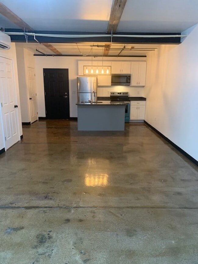 Building Photo - 548 Roosevelt Ave