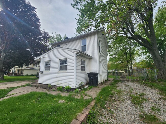 Building Photo - 2 Bedroom House in Rock Island