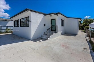 Building Photo - 1013 SW 9th Ave