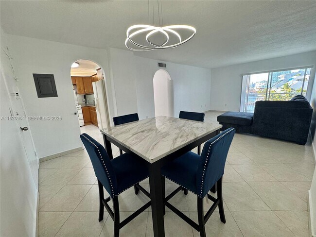 Foto del edificio - 400 Kings Point Dr