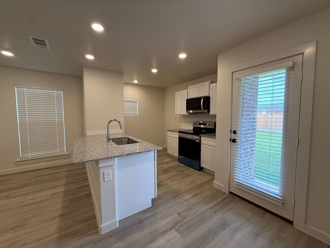 Foto del edificio - July Move-in