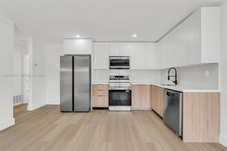 Building Photo - 1611 NE 50th Ct