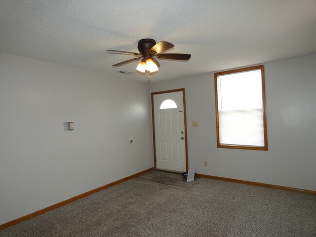 Building Photo - Beautiful Home in Gladstone Area!