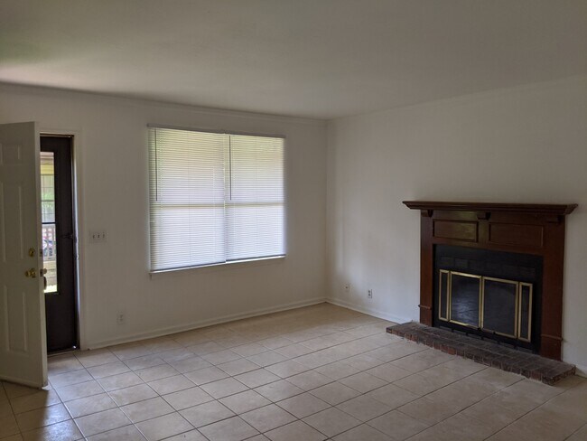 Foto del edificio - 1322 Quail Valley Rd