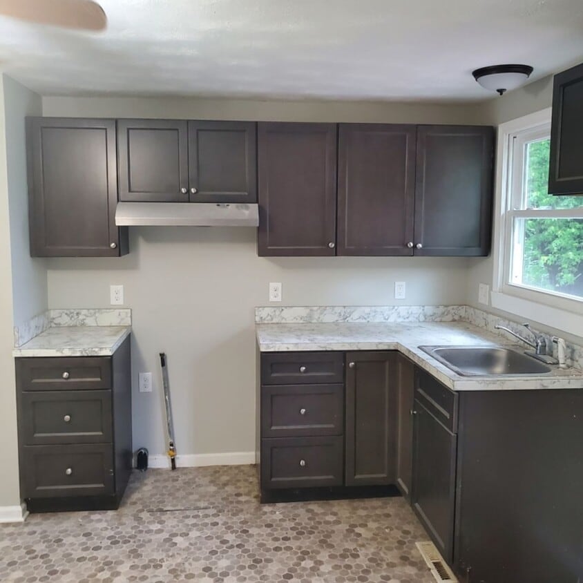 Primary Photo - 6 Bdrm House For Rent