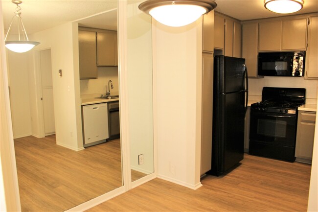 Foto del edificio - 1541 S. Bundy Drive