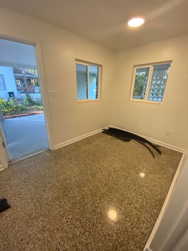 Foto del edificio - 921 NE 6th Ave