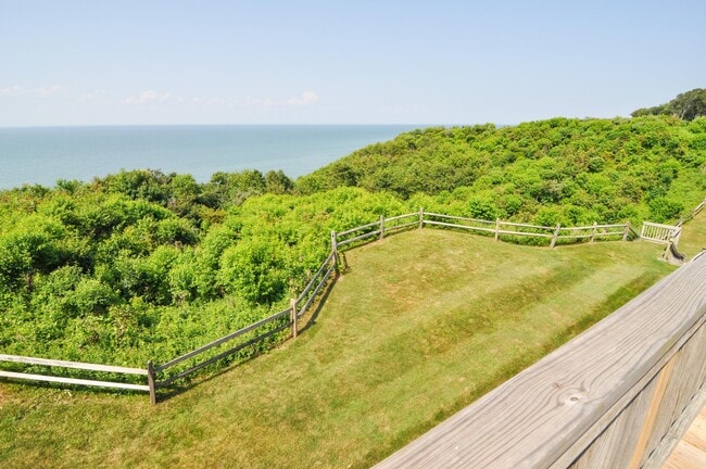 Building Photo - 806 Bluffs Dr N