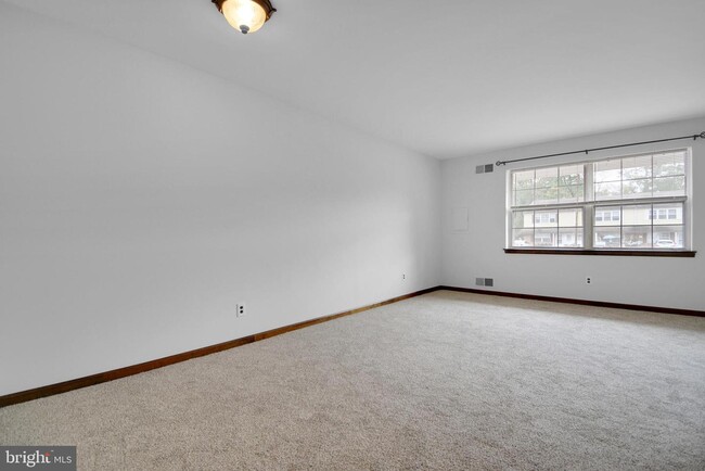 Building Photo - 606 Country Ln