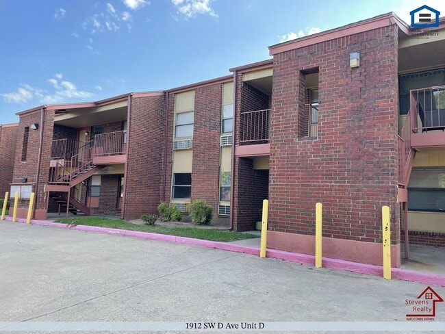 Building Photo - 1912 SW D Ave