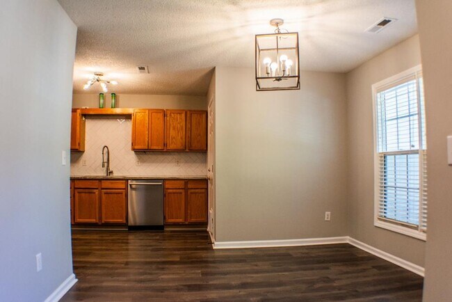 Foto del edificio - 1925 Cedar Ridge Ln