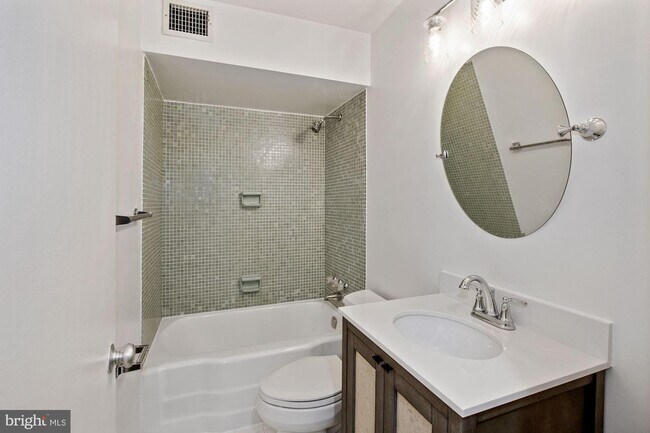 Foto del edificio - 6 Bay Tree Ln