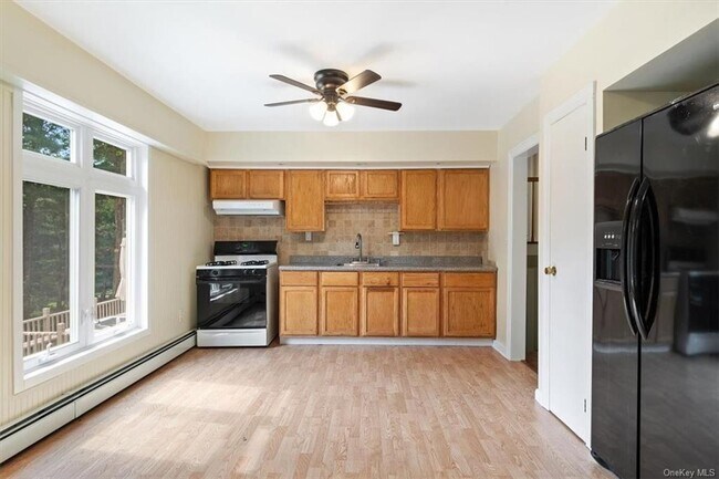 Foto del edificio - 674 Sprout Brook Rd
