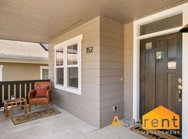 Building Photo - Newer Ashland Home Coming Available Soon!