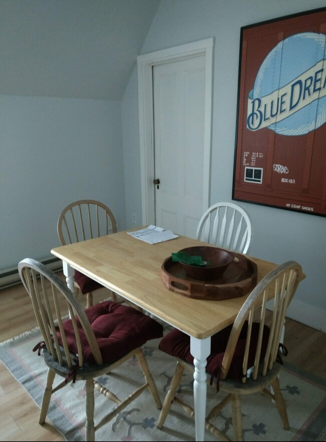 Building Photo - 117 Maple St