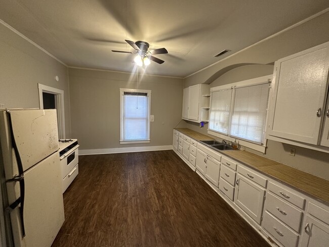 Building Photo - 218 Holmes St