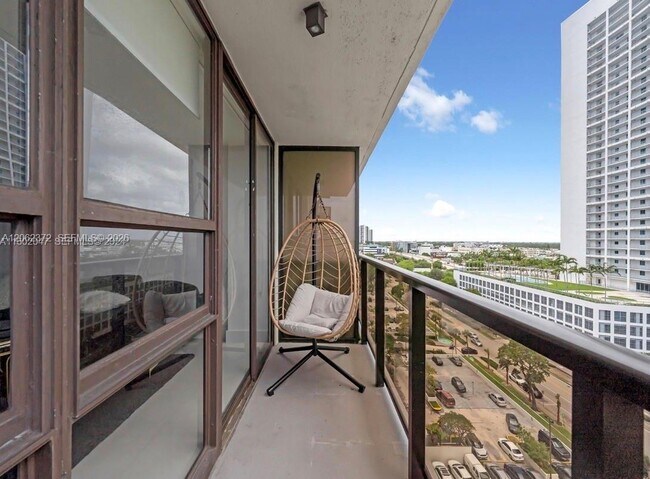 Foto del edificio - 600 NE 36th St