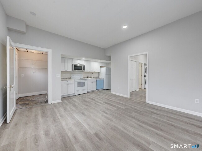 Building Photo - 41 E High St