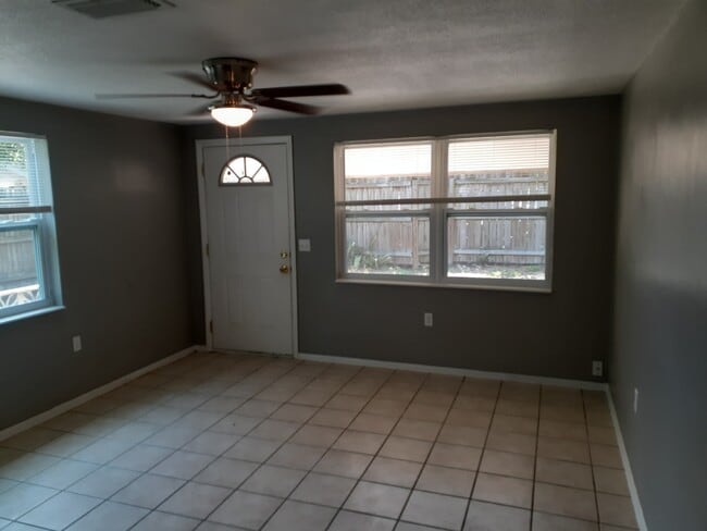 Building Photo - 5320 Mile Stretch Dr