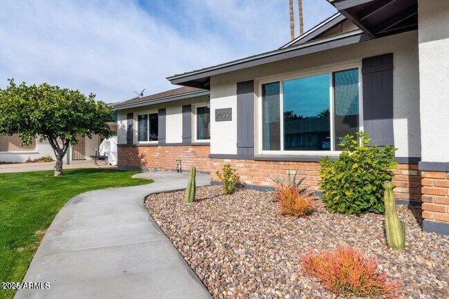 Building Photo - 2430 E Hermosa Dr