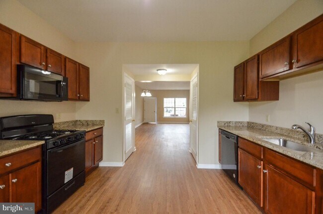 Building Photo - 210 Huntington Ln
