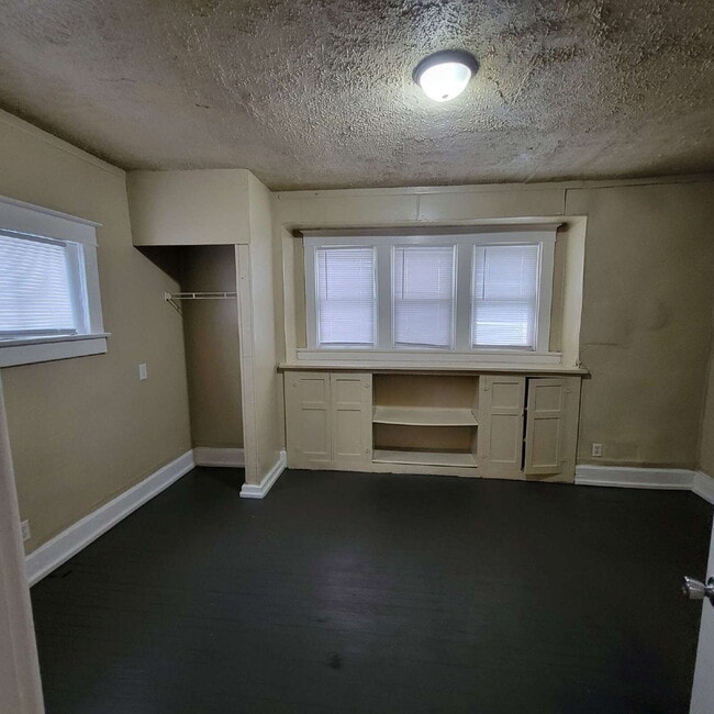 Building Photo - Near Eastside 4BR House ready to LEASE!