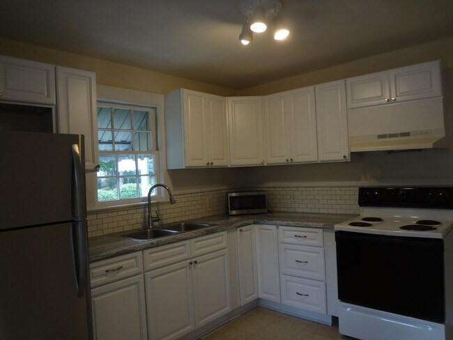Foto del edificio - Charming 2-Bedroom, 2-Bath Single-Family Home with Sunroom & Wooded Views