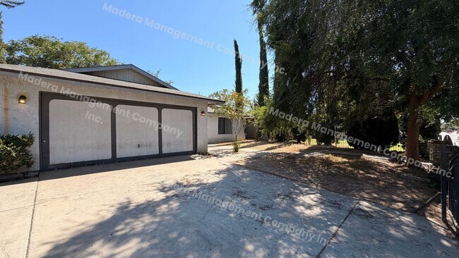Foto del edificio - 4 bed/2 Bath - Available now