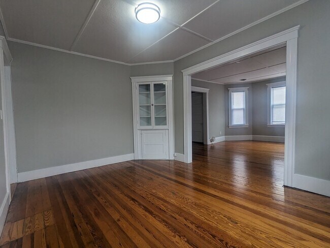 Building Photo - 84 Crescent St