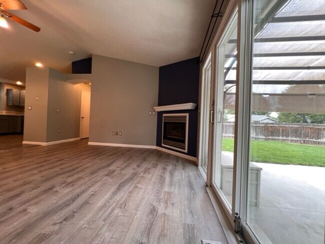 Foto del edificio - 1132 N Maple Creek Ave