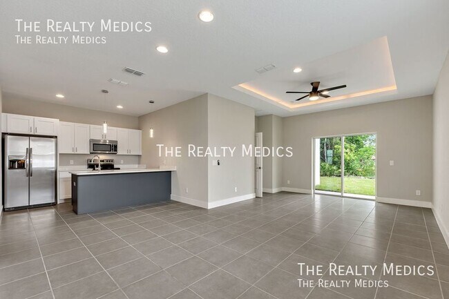 Foto del edificio - BEAUTIFUL 3 BEDROOM/2BATH DUPLEX!!