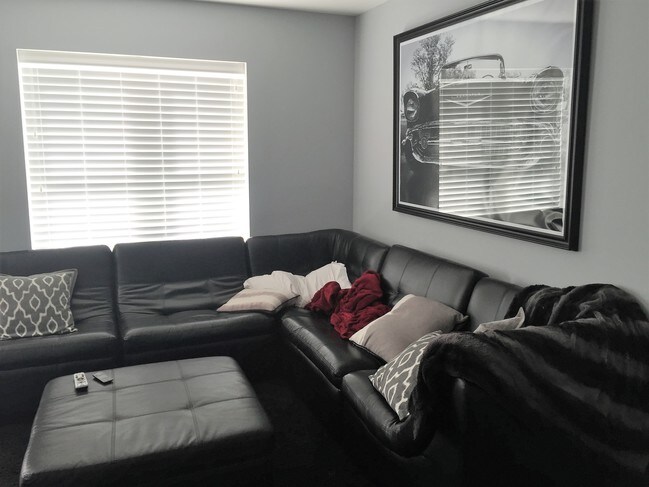 Living Room - 5351 Murdoch Ave