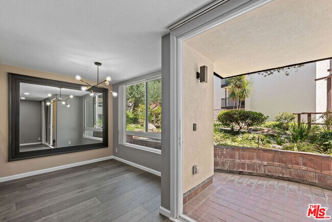 Foto del edificio - 1340 S Beverly Glen Blvd