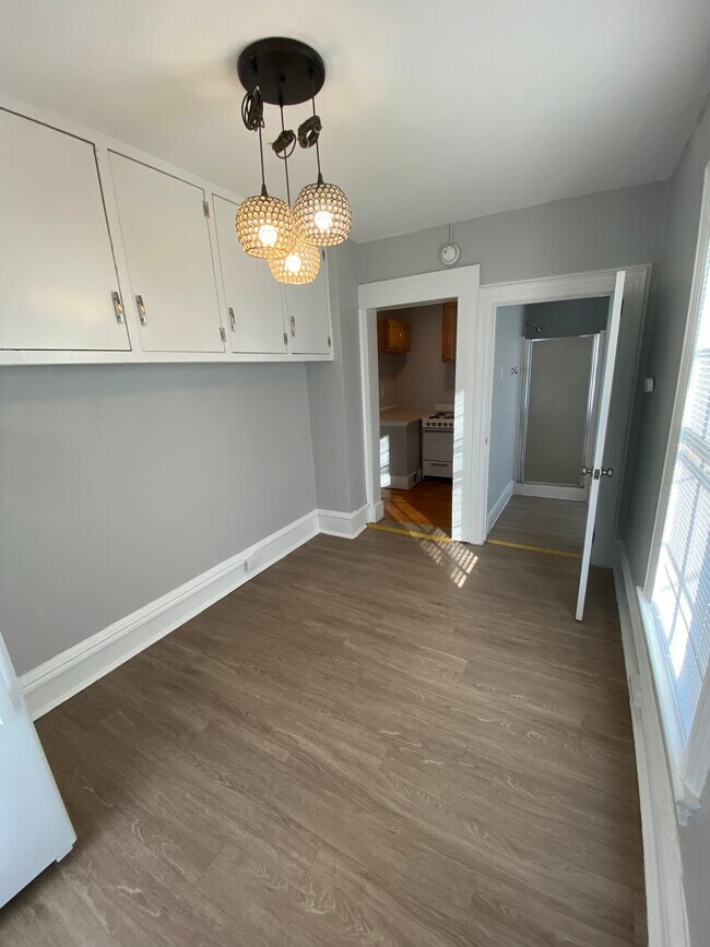 Studio Room - 1238 Memorial Ave