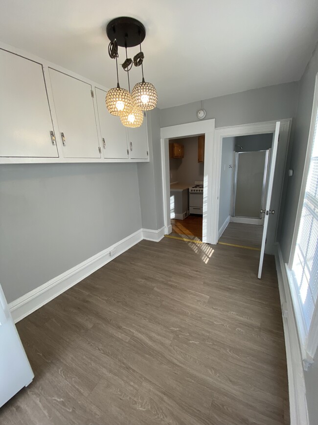 Studio Room - 1238 Memorial Ave