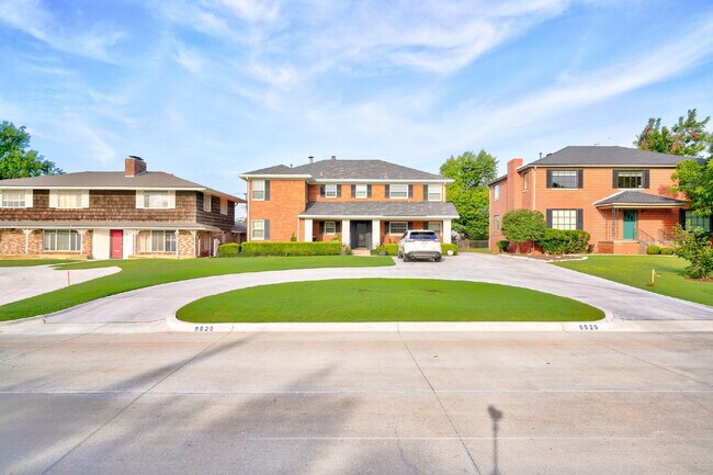 Building Photo - Charming 2 Bed, 2 Bath in Highly Sought-Af...