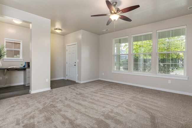 Building Photo - ** $500 MOVE IN SPECIAL ** LOW MAINTENANCE...