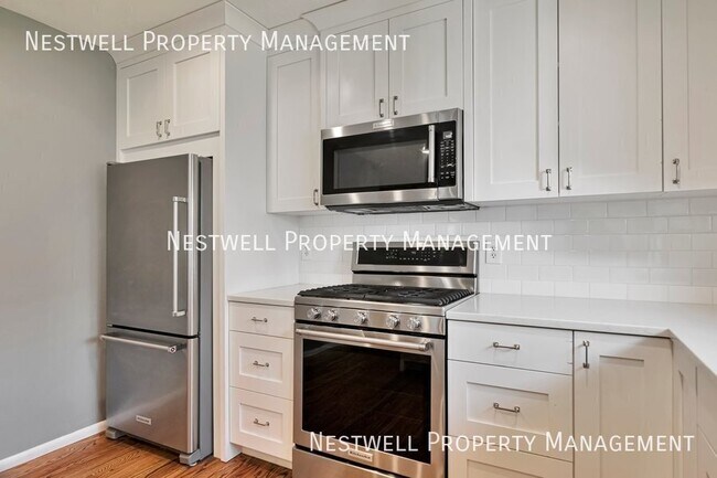 Building Photo - 1335 E Maplewood Cir