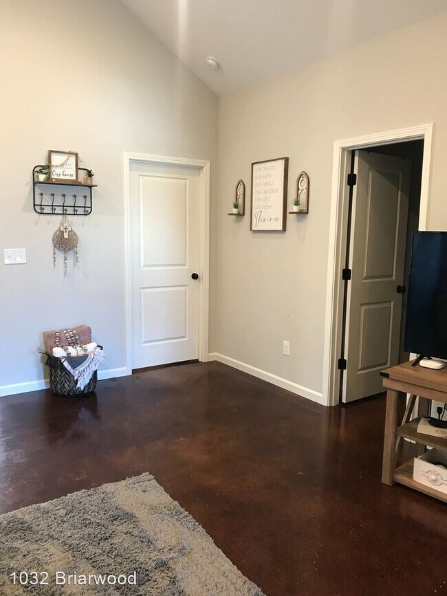 Building Photo - 3 br, 2 bath House - 1032 Briarwood Drive