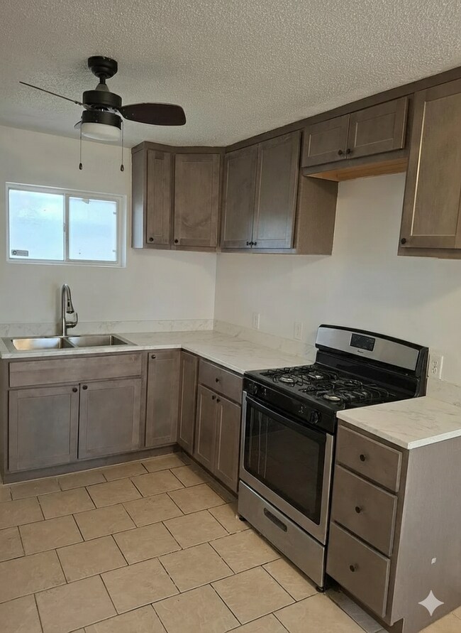 Foto del edificio - Now Leasing 4-Bedroom Home in Gary, IN!