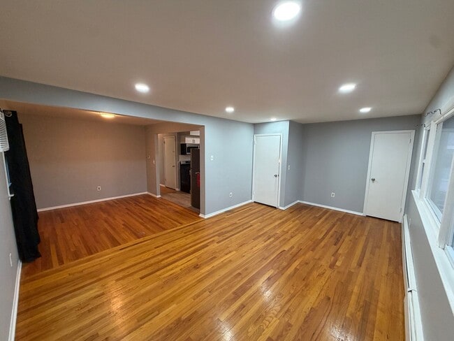 Building Photo - 407 W Stimpson Ave