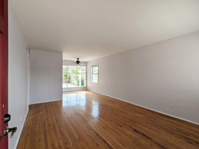 Building Photo - 432 E Fernfield Dr